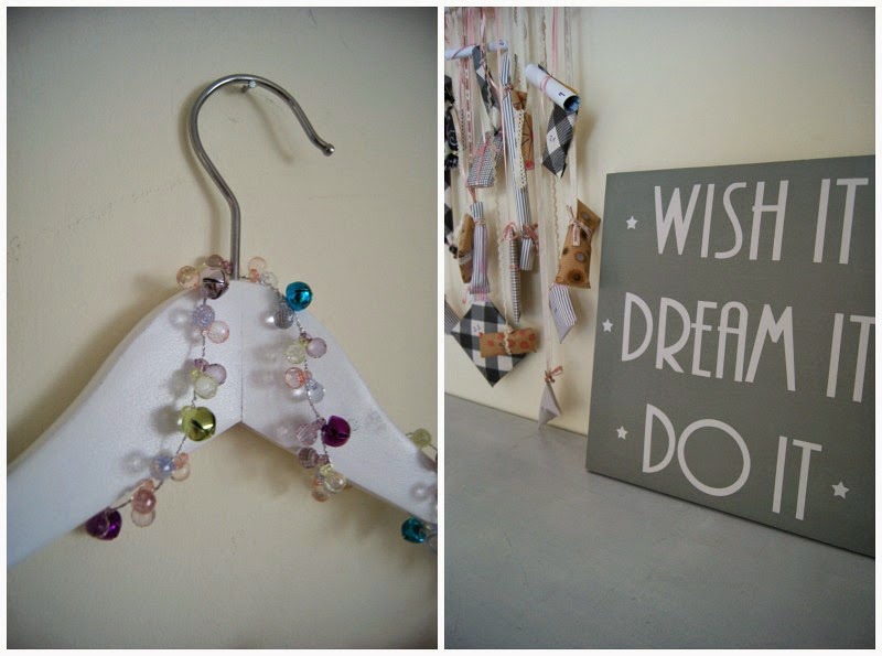 Do it yourself advent calender: Little surprises (presents) on hanger. Easy, beautiful & for the whole family. Selbstgemachter Advents Kalender: Kleine Überraschungen (Geschenke) am Bügel. Einfach, hübsch & für die ganze Familie.
