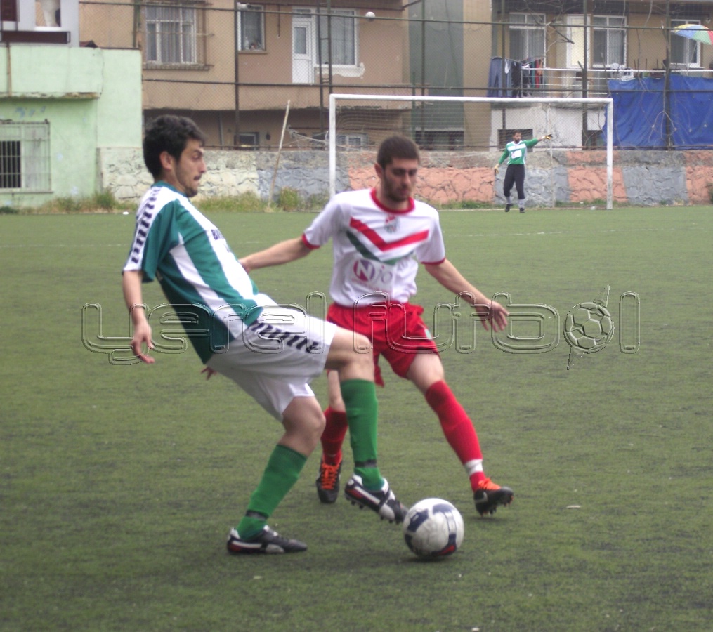 yerel futbol hakem gec kaldi futbolcular erken bitirdi esentepe sahin izzetpasa maci yarim kaldi