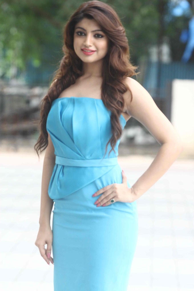 Model Akanksha Puri hot photos gallery