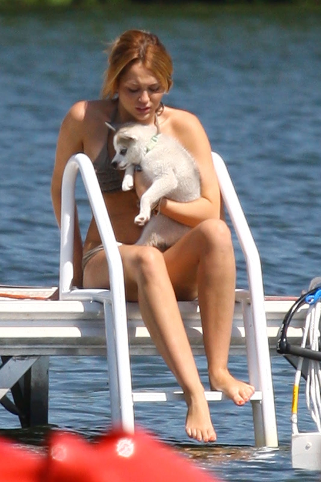 http://1.bp.blogspot.com/-c7Vfrge6xgk/Tnovm0FTaSI/AAAAAAAAAQk/VNhNrAi6u6o/s1600/Miley-Cyrus-Feet-470060.jpg