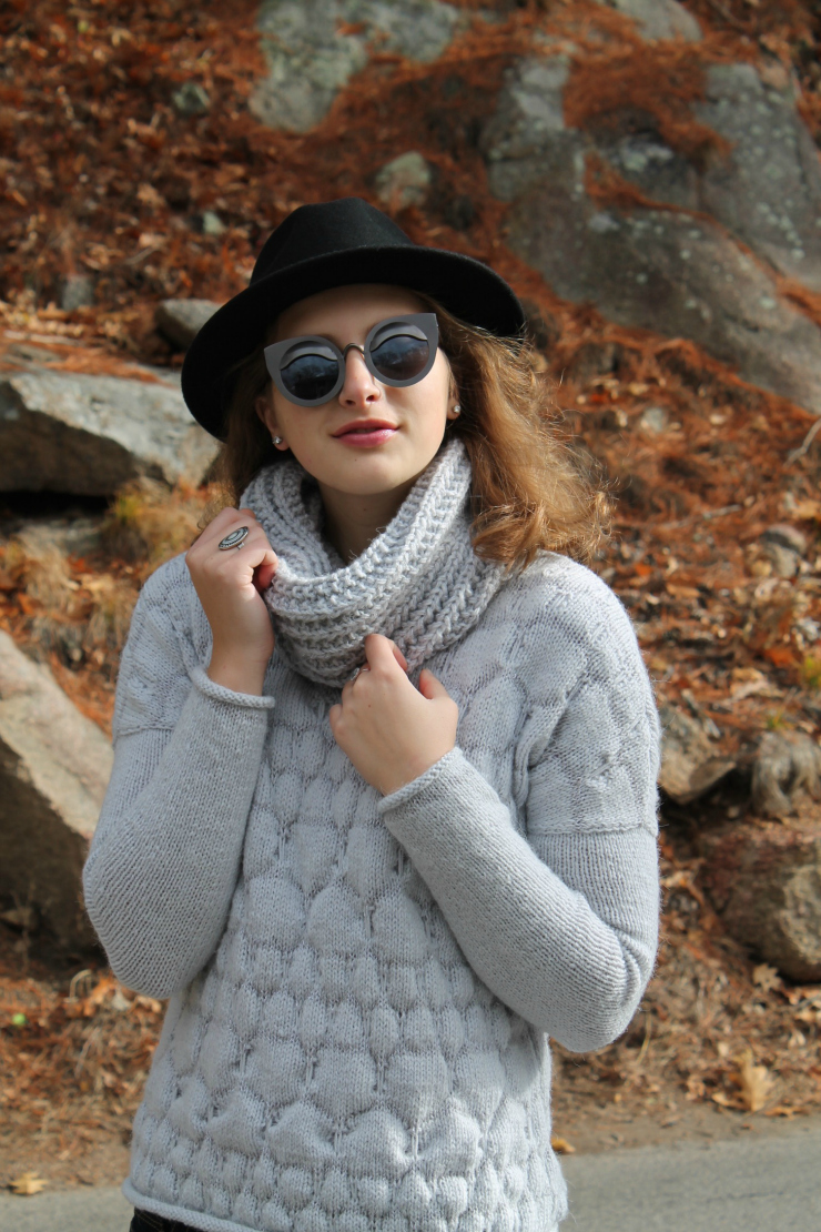 Handknit sweater in dove grey with black fedor - perfect fall outfit