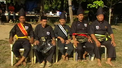 Allahyarham Guru Tua Shuib bersama barisan pendekar GAYONG.