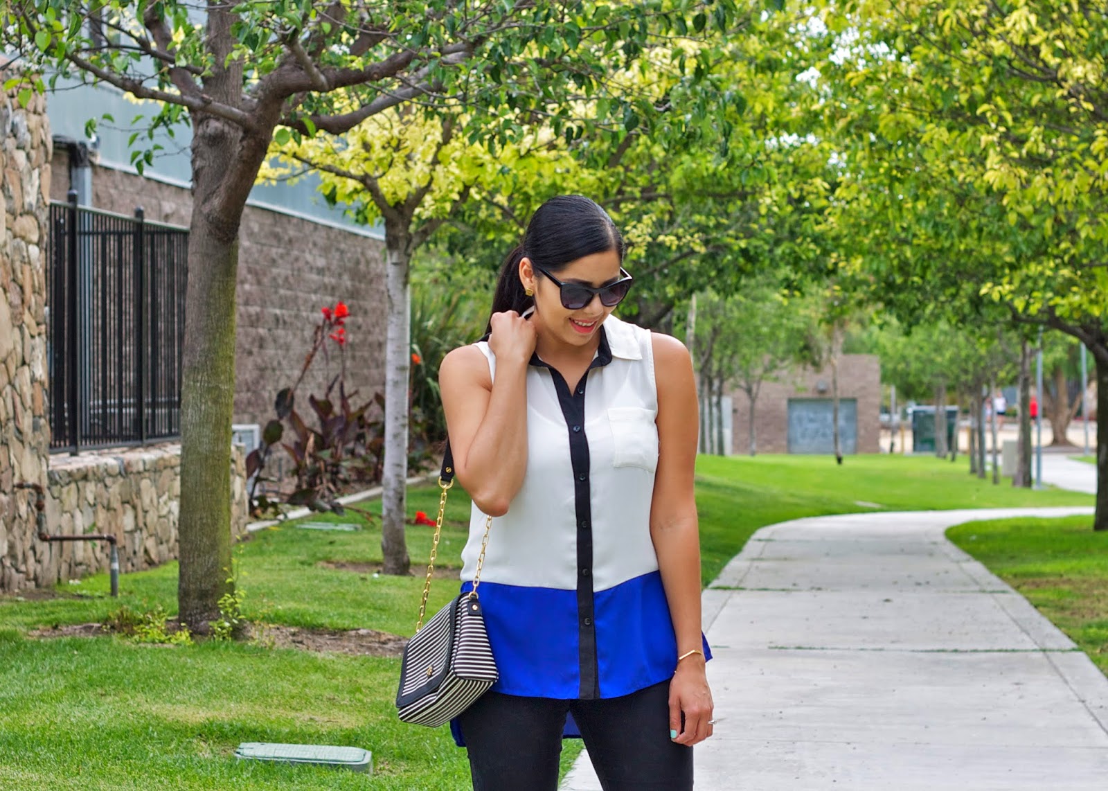 Black and Blue Outfit Black and blue outfit, fashion blogger colorblocking with black and blue, black and blue colorblocked top, tory burch striped purse outfit