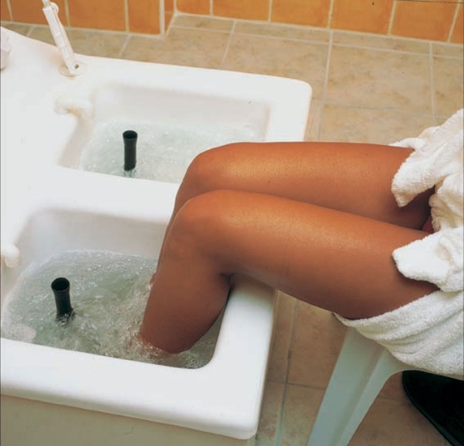 Жена в ванной в одних трусах фото