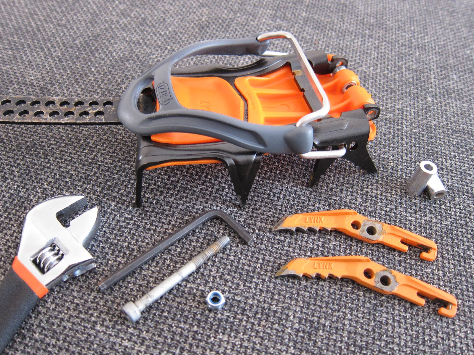 expeditionist.nl Gear Petzl Lynx crampons