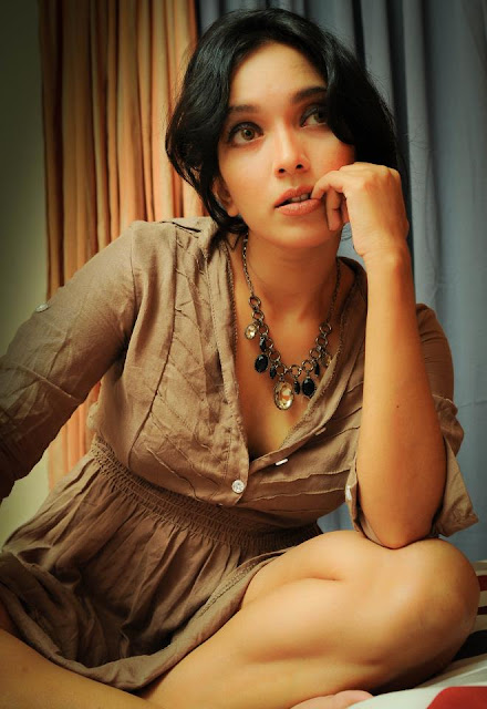 Sri Lankan Beautiful TV Presenter and Actress Nirosha Perea