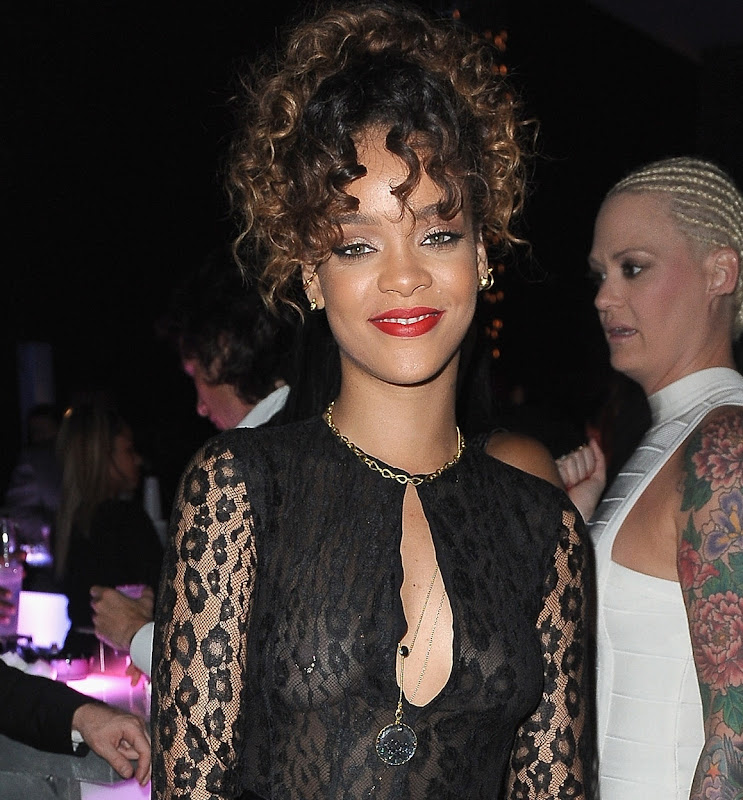 Rihanna, transparentando pezón y piercing en una fiesta de fin de  title=
