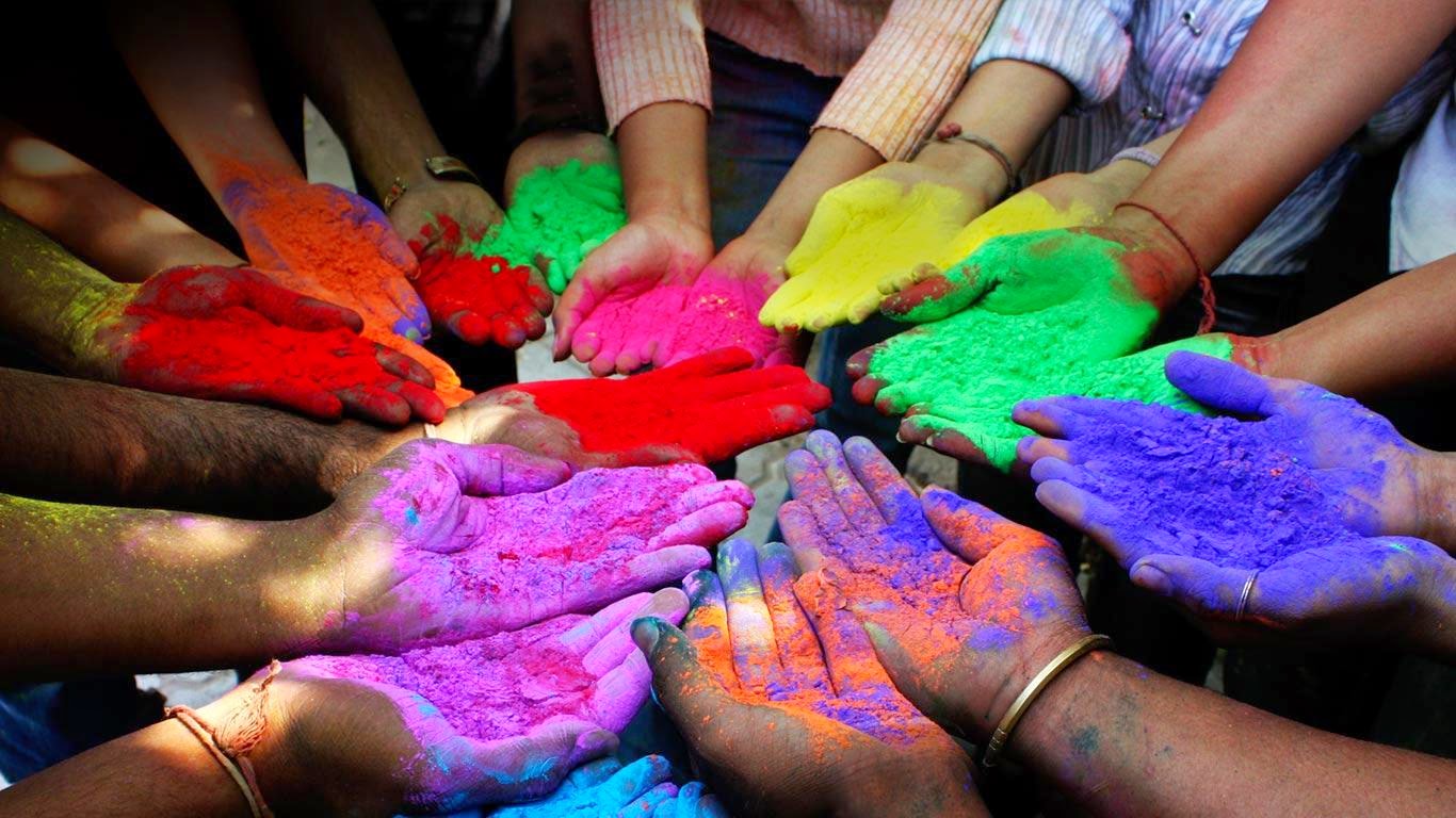 Polvos de diferentes colores en la celebración del Holi