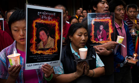 ටිබෙට් ගැටවරයින් චීනයේදී සිරුරු වලට ගිනි තබා ගනිති.