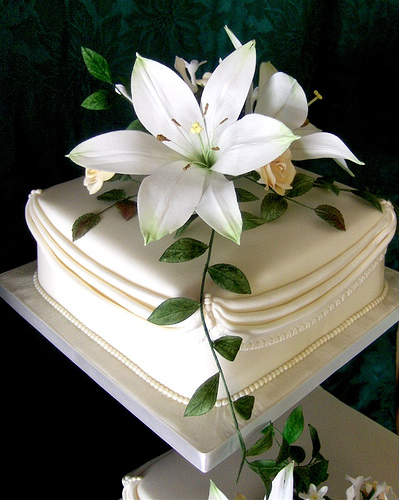 Wedding Cakes With Roses And Lilies 2012