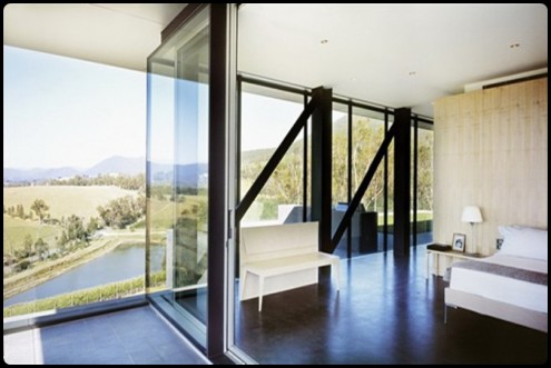 Casa con parete di vetro e cemento