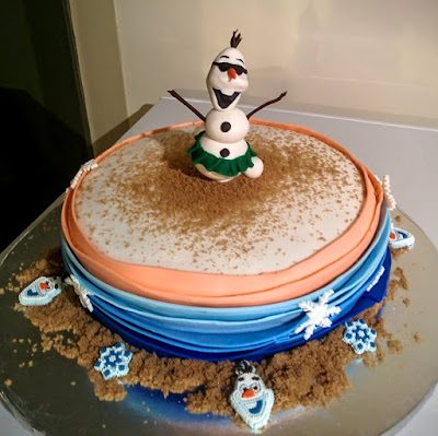 And Olaf goes to the beach !!!! Cake decorated with fondant, vanilla flavor with raspberry ...