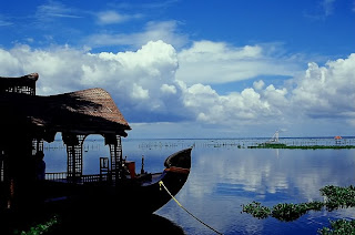 கண் கவரும் அழகுக்காட்சிகல் - Page 2 A+Boathouse+on+the+placid+backwaters+of+Kumarakom%252C+Kerala
