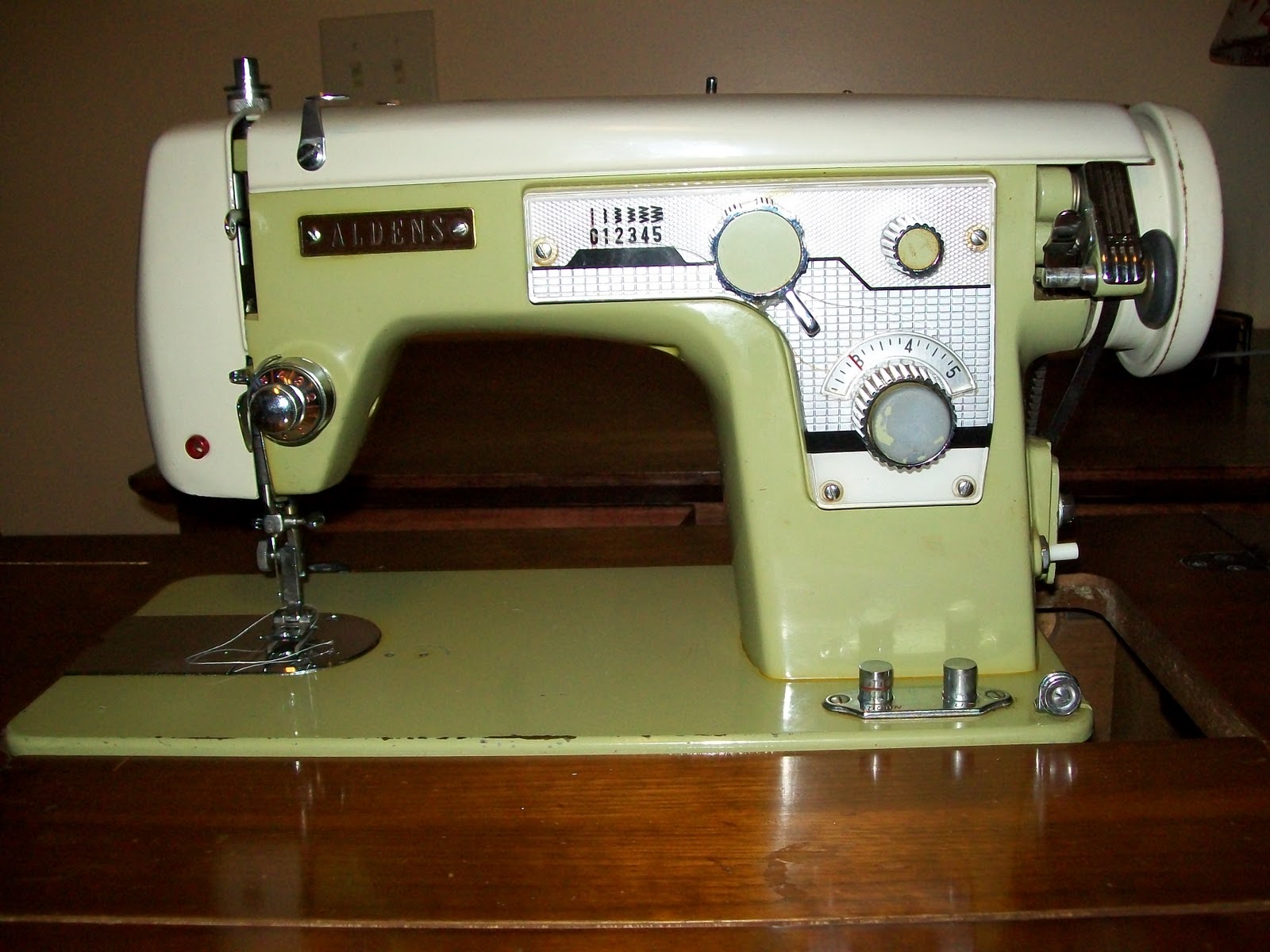 Sew Much More: My "New" Sewing Machine