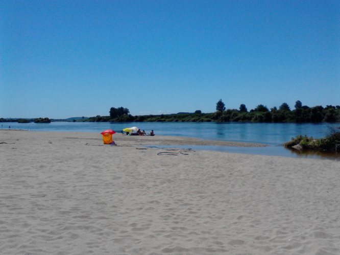 Algumas pessoas na Praia Fluvial