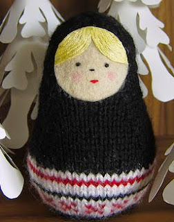 http://translate.google.es/translate?hl=es&sl=en&tl=es&u=http%3A%2F%2Fwww.justcraftyenough.com%2F2014%2F02%2Firon-craft-14-challenge-3-knit-matryoshka-doll%2F