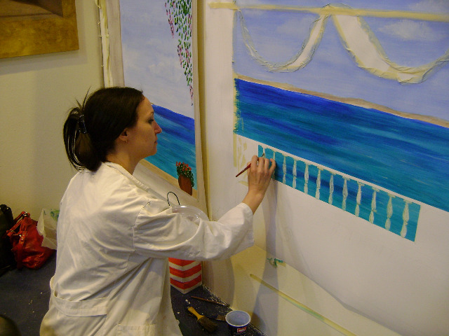 Trompe Stefania Manca mentre dipinge al salone Internazionale dell'artigianato di pregio di Locarno