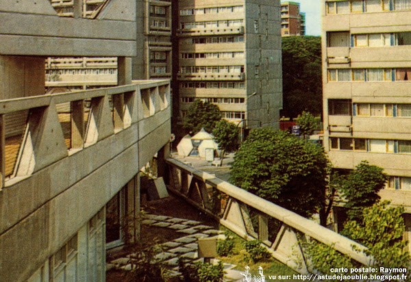 Ivry-sur-Seine - Kiosques Lénine et Raspail.  Architecte: Renée Gailhoustet  Construction: 1968-1970