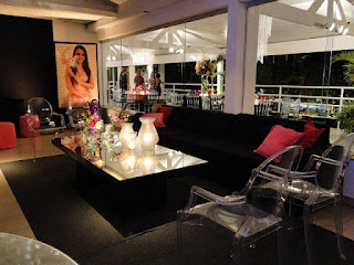 Lounge Moderno by Thiago Calil lounge moderno, mesa espelhada, poltrona Louis Ghost transparente, sofá preto, flores coloridas