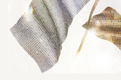 1993 Swarovski разрабатывает Crystal Mesh плотные тканевые сетки со сверкающими кристаллами сегодня они используется многими дизайнерами