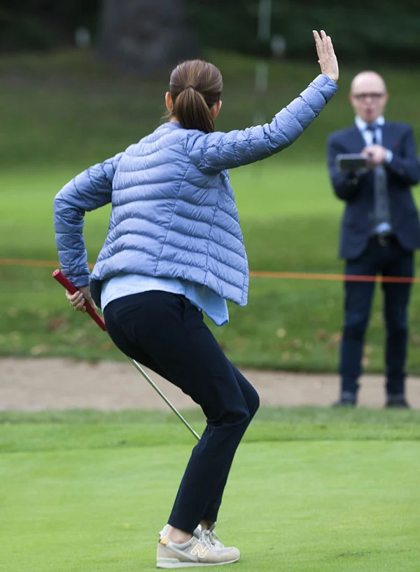 Hier, la Princesse Mary s'est rendue au Asserbo Golf Club pour remettre un prix à un golfeur junior avec qui elle a joué. 