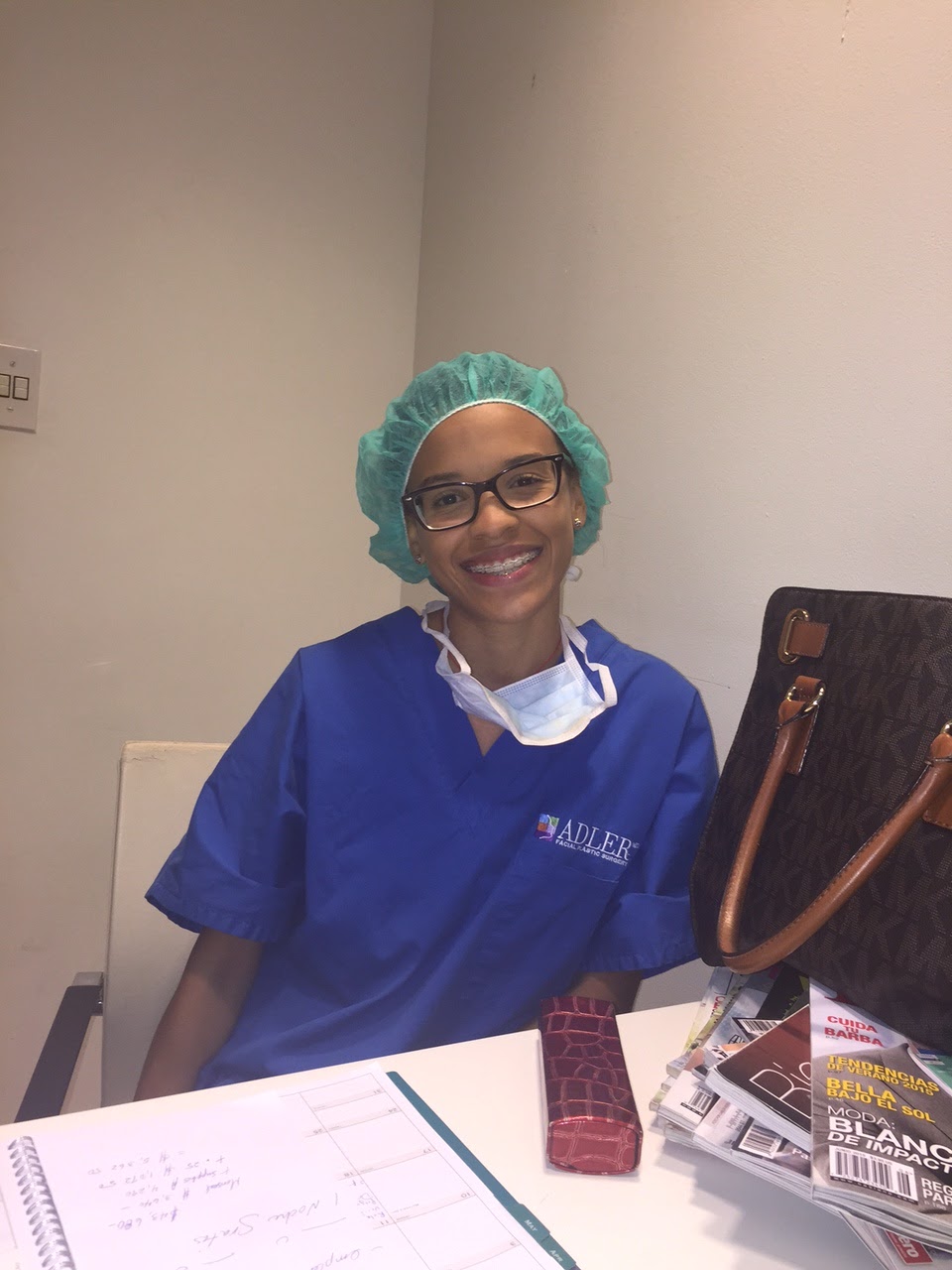 Una estudiante en la sala de operaciones del Dr. Eric