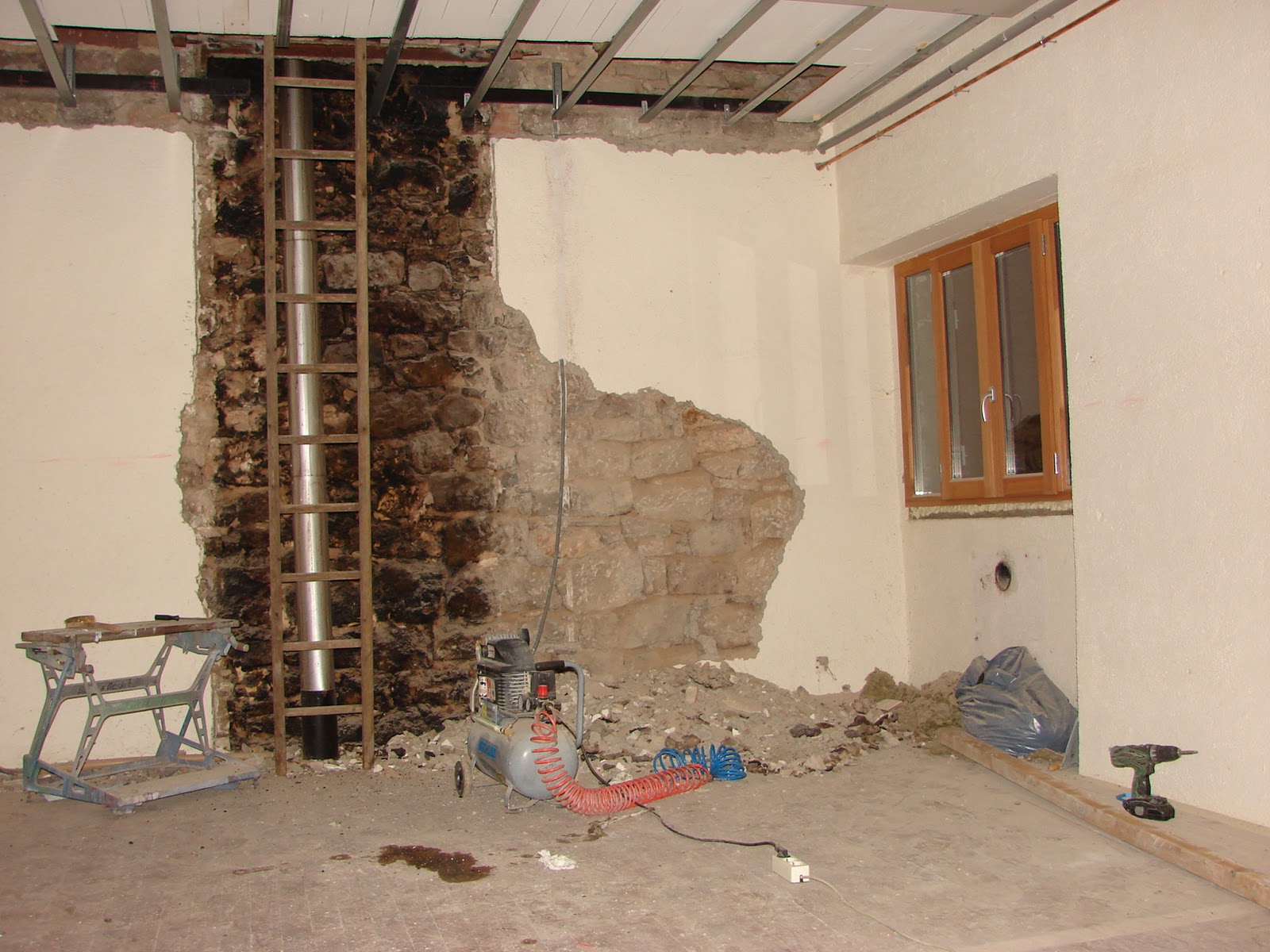 Les fontanelles: oktober 2011 Stenen muur houten plafond