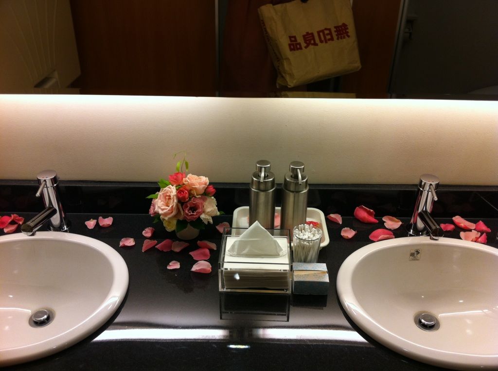 Cruise Wedding 日記 トイレを花で飾る