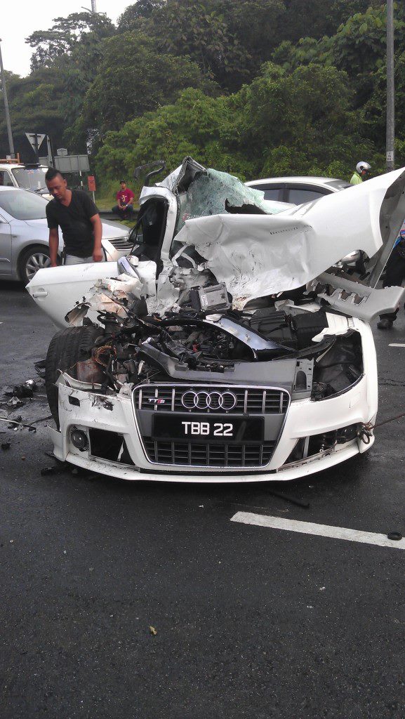 Ayam audi langgar lori Pemandu maut