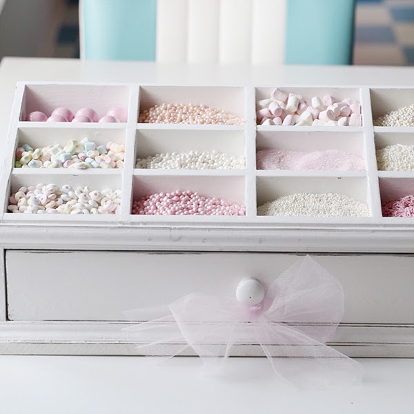 Candy topper organisation in a perfect pastel kitchen!
