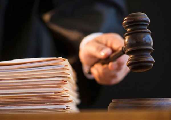 Dua Terdakwa Pembunuhan Polisi Dituntut 15 Tahun Penjara 1 Febry Suitela dan Wellem Salampessy, dua terdakwa kasus dugaan pengeroyokan yang mengakibatkan kematian AKBP Johanis Mairuhu pada 3 Januari 2016 lalu dituntut 15 tahun penjara oleh jaksa penuntut umum Kejaksaan Negeri Ambon.