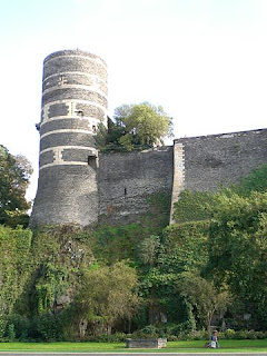 « Chateau angers tour rempart » par Romainberth — Travail personnel. Sous licence CC BY-SA 3.0 via Wikimedia Commons - http://commons.wikimedia.org/wiki/File:Chateau_angers_tour_rempart.jpg#/media/File:Chateau_angers_tour_rempart.jpg