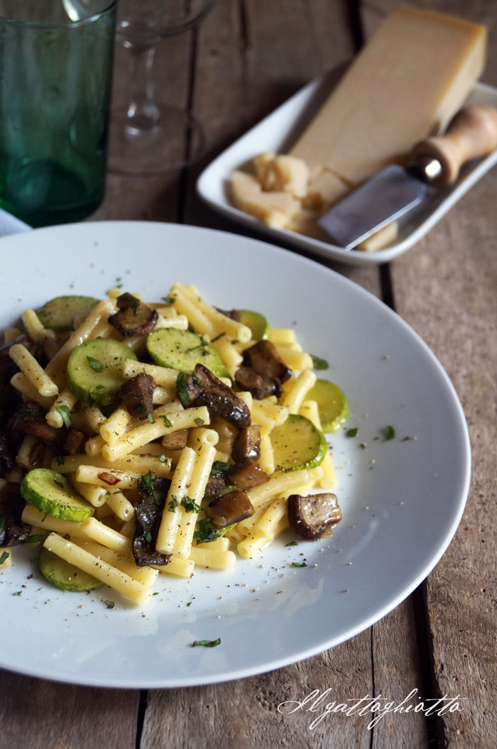 Maccheroncini con zucchini, funghi porcini e parmigiano IlGattoGhiotto.it