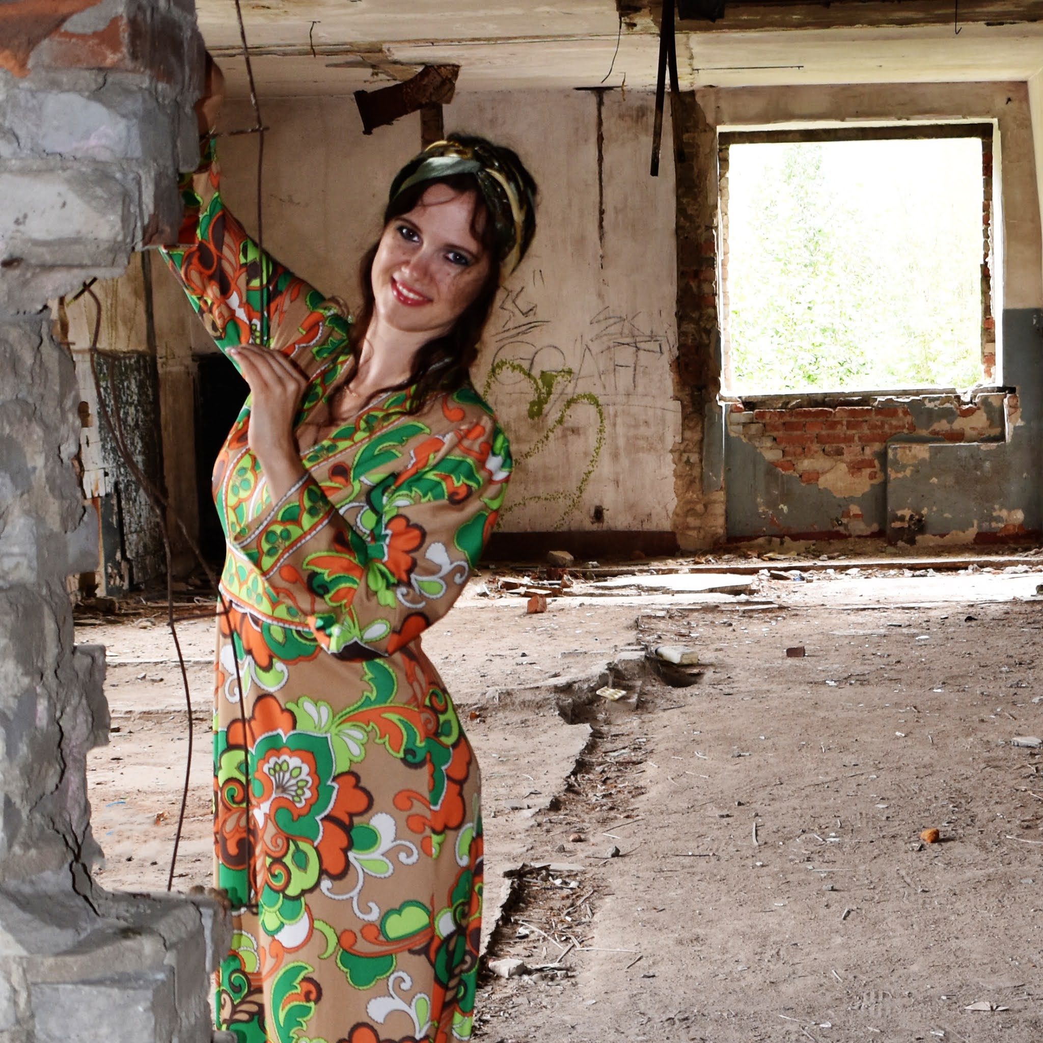 Оголенная блондинка прогуливается по заброшенной стройке