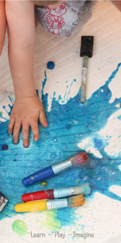 How to make bath paint that FIZZES!  It entertains little ones for long periods of time and then washes clean down the drain.