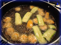 Fritto di scampi, calamari, zucchine e carote