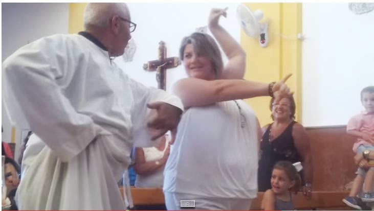 Cura sorprende a los feligreses al bailar en plena misa (Video) - Apostasía  al día