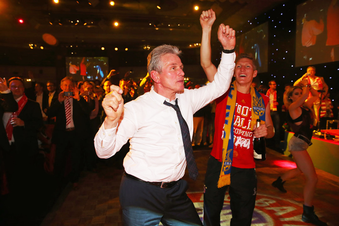 entrenador-director-tecnico-jupp-heynckes-bailando-dancing-bailador-estratega-coach-bayern-munich-festejos-campeon-uefa-champions-league-2013-vs-borussia-dortmund-ximinia-blog-viejito-coreografia-fiesta-party-borracho-drunk-aleman-bundesliga.jpg
