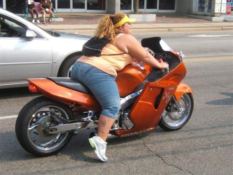 Байкерша в сапогах Harley Rosembush дрочит писю на мотоцикле