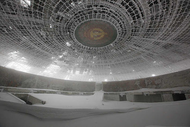 Monumento Buzludzha forma OVNI sovietico edificio