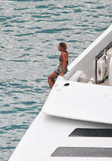 Beyonce Knowles wears a Red Bikini to celebrates her 32th birthday at Italy