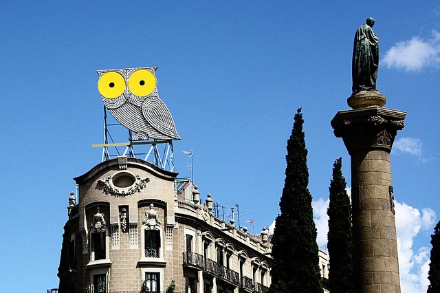 Bezoek Barcelona: Reuze uil op het dak