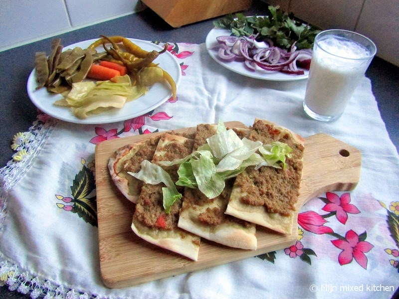 Mijn mixed kitchen Etli ekmek (Turks platbrood met gehaktvulling)