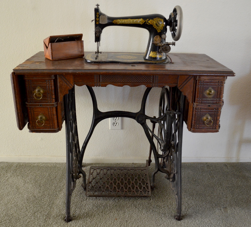 The Copycat Collector COLLECTION 185 Vintage Singer Sewing Machine