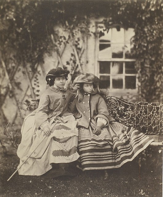 Amazing Historical Photo of Queen Victoria with Princess Alice in 1856 