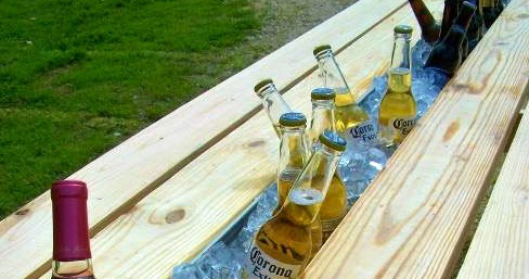 UNA MESA DE PICNIC CON ENFRIADOR DE BOTELLAS - SOMOSDECO Blog de Decoración