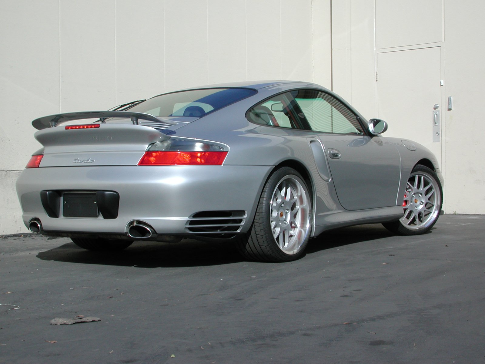 http://1.bp.blogspot.com/-cro1ktQDwiQ/T46a8ohFcrI/AAAAAAAA2Es/4lqZj6W0s2s/s1600/Porsche+996+911+Turbo+Cars+Wallpapers+(3).jpg