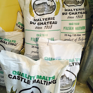 Les sacs de malt entassés attendent le jour du brassage