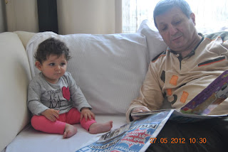 Zeyno ile dedesi okuyor :)