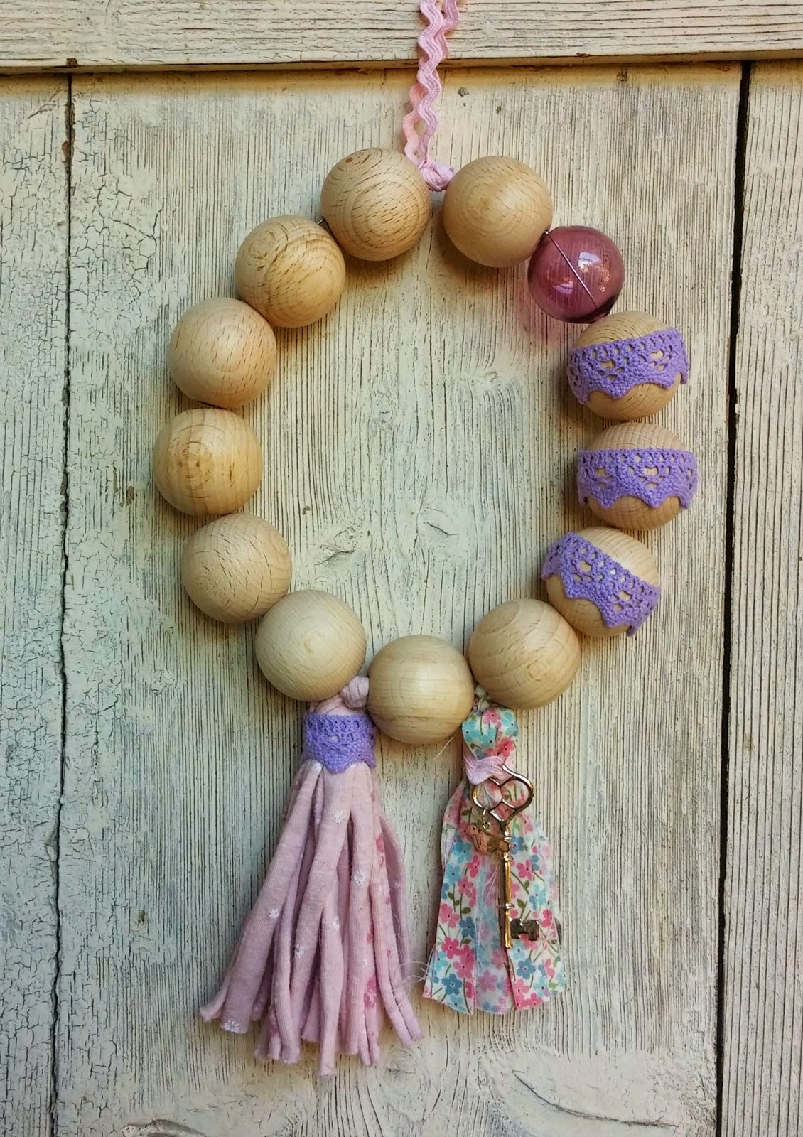 http://ellaandnesta.blogspot.it/2015/04/diy-faux-tassel-bracelet-spring-wreath-tutorial-decorazione-primaverile-con-nappine.html